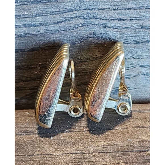 Vintage MONET Ribbed Trapezoid Shape Gold Tone Clip on Earrings Signed - Picture 4 of 8